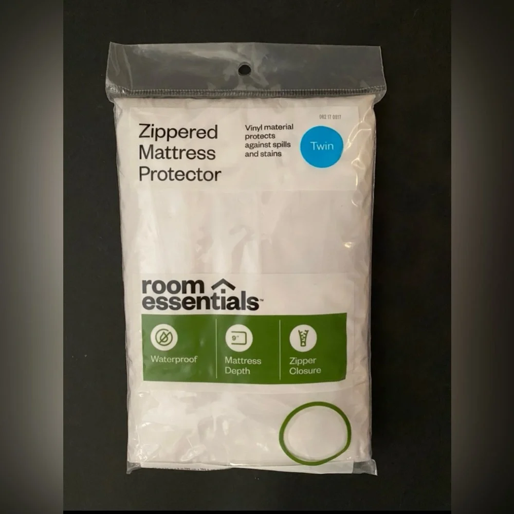 Room Essentials Zippered twin Sz Mattress Protector Waterproof White